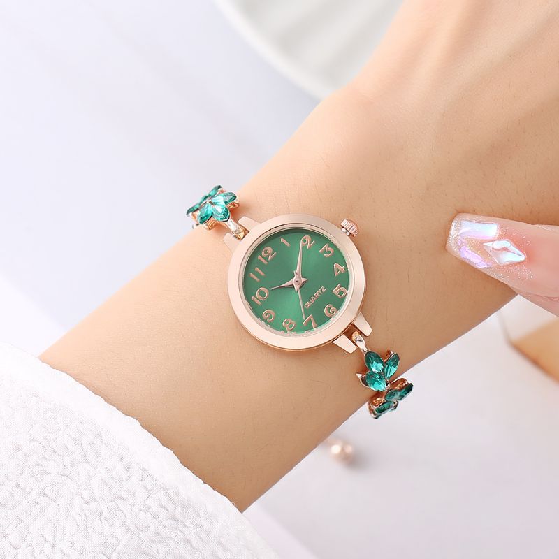 fashion temperament watch women's trendy simple temperament ins style clover bracelet women's watch diamond watch pull watch bracelet Application Scenario