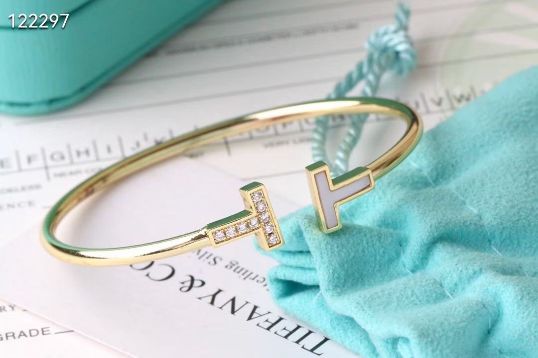 high luxury ornament women's full diamond fritillary open light luxury fashion all-match double t bracelet factory jade wholesale cross-border Application Scenario