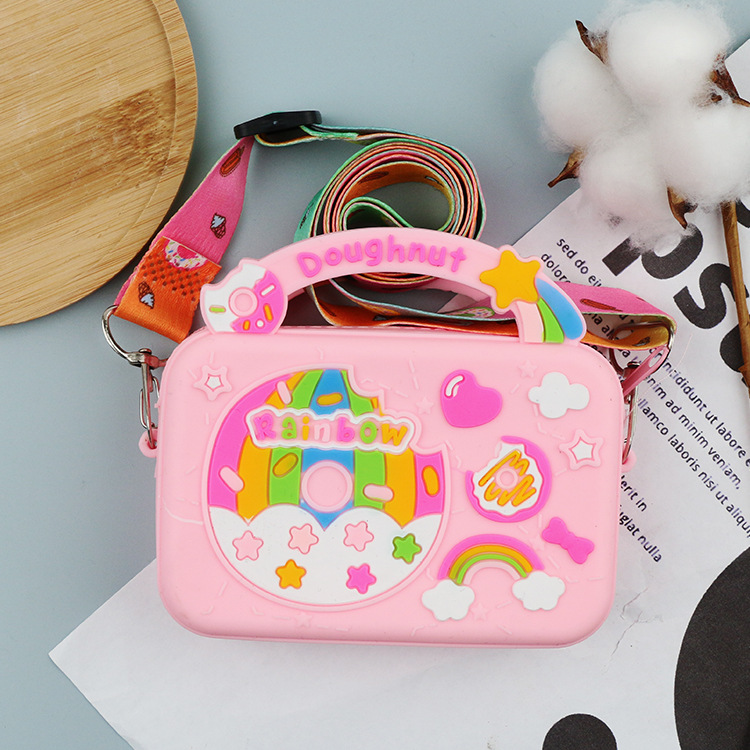 spot cartoon silicone handbag  children mini crossbody pouch silicone coin purse headset storage bag Application Scenario