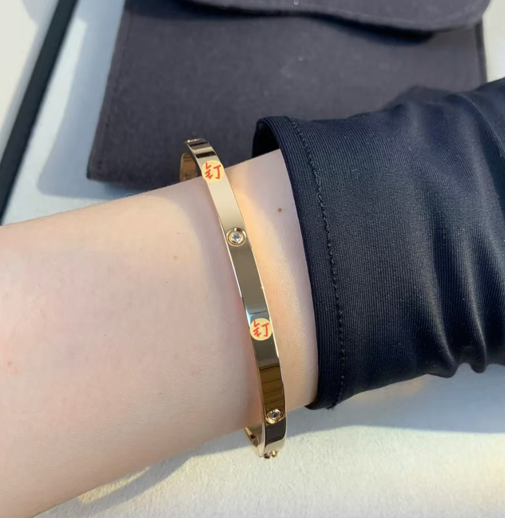 high version wide and narrow version card home v gold titanium steel bracelet thick plated 18k gold rose gold starry bracelet factory direct sales Application Scenario