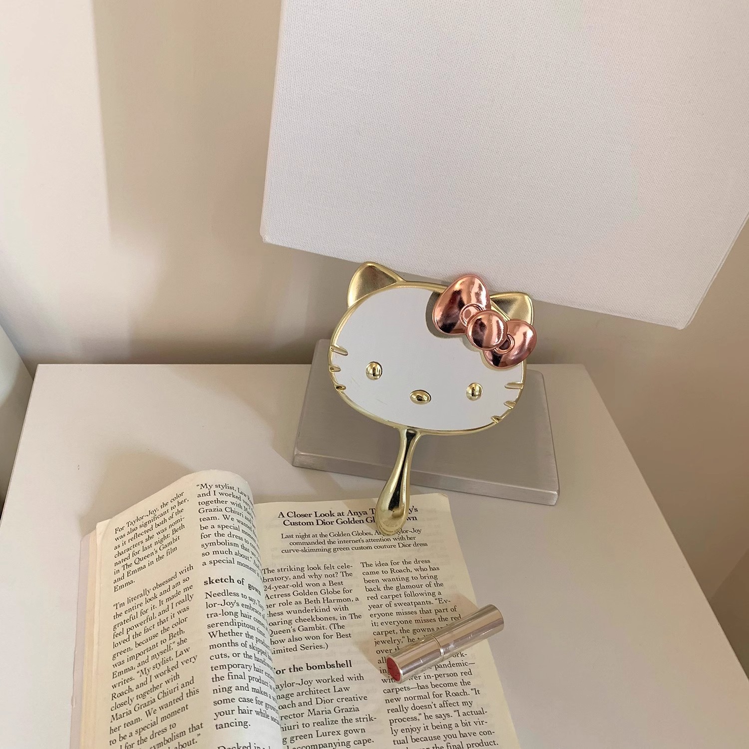girls' kitty mini mirror cute portable handle portable mirror handheld mirror foldable internet celebrity princess mirror Application Scenario