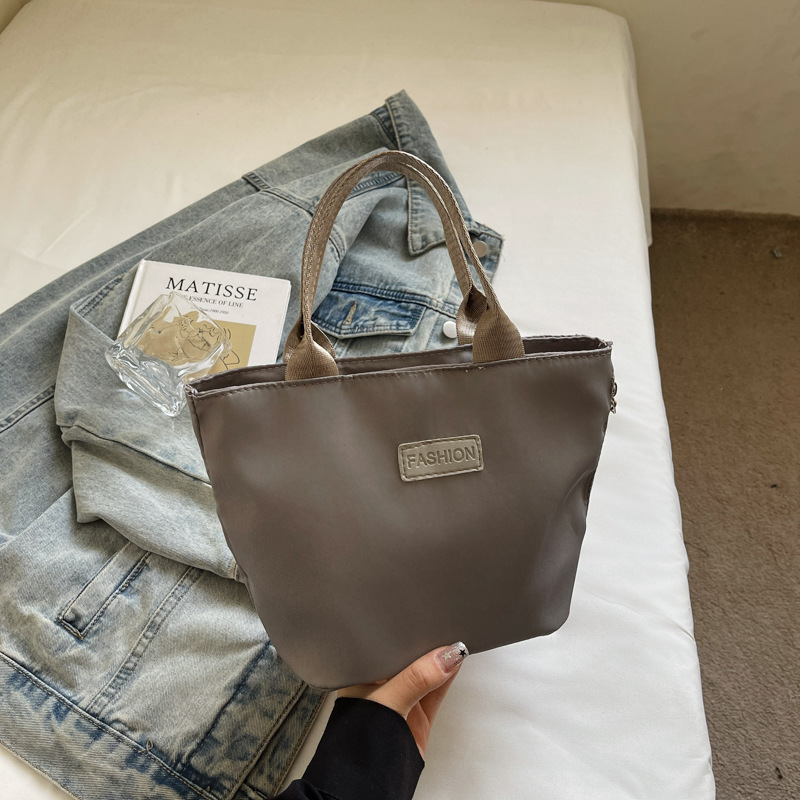 women's bag one shoulder mom bag 2025 summer new lightweight nylon casual bag street fashion crossbody handbag Application Scenario