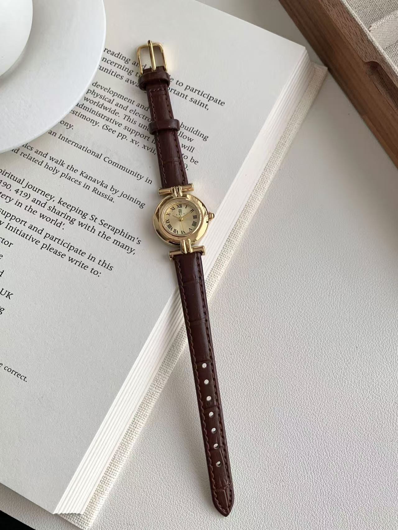 niche retro women's watch simple casual belt exquisite waterproof student watch french style middle ancient small dial watch women details Picture