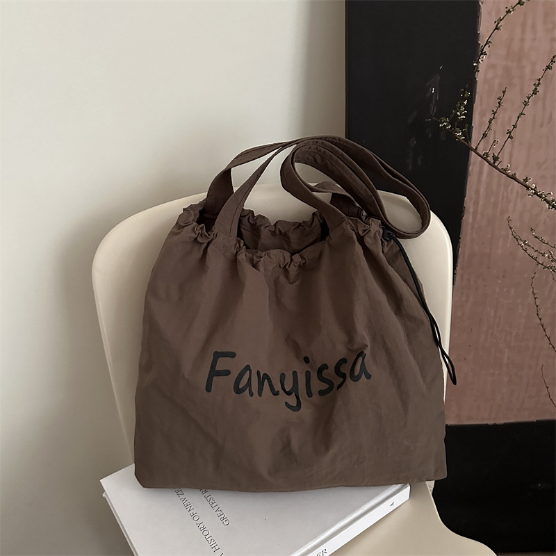 2025 new shoulder bag korean style tote bag large capacity women's canvas bag niche design underarm bag handbag Application Scenario