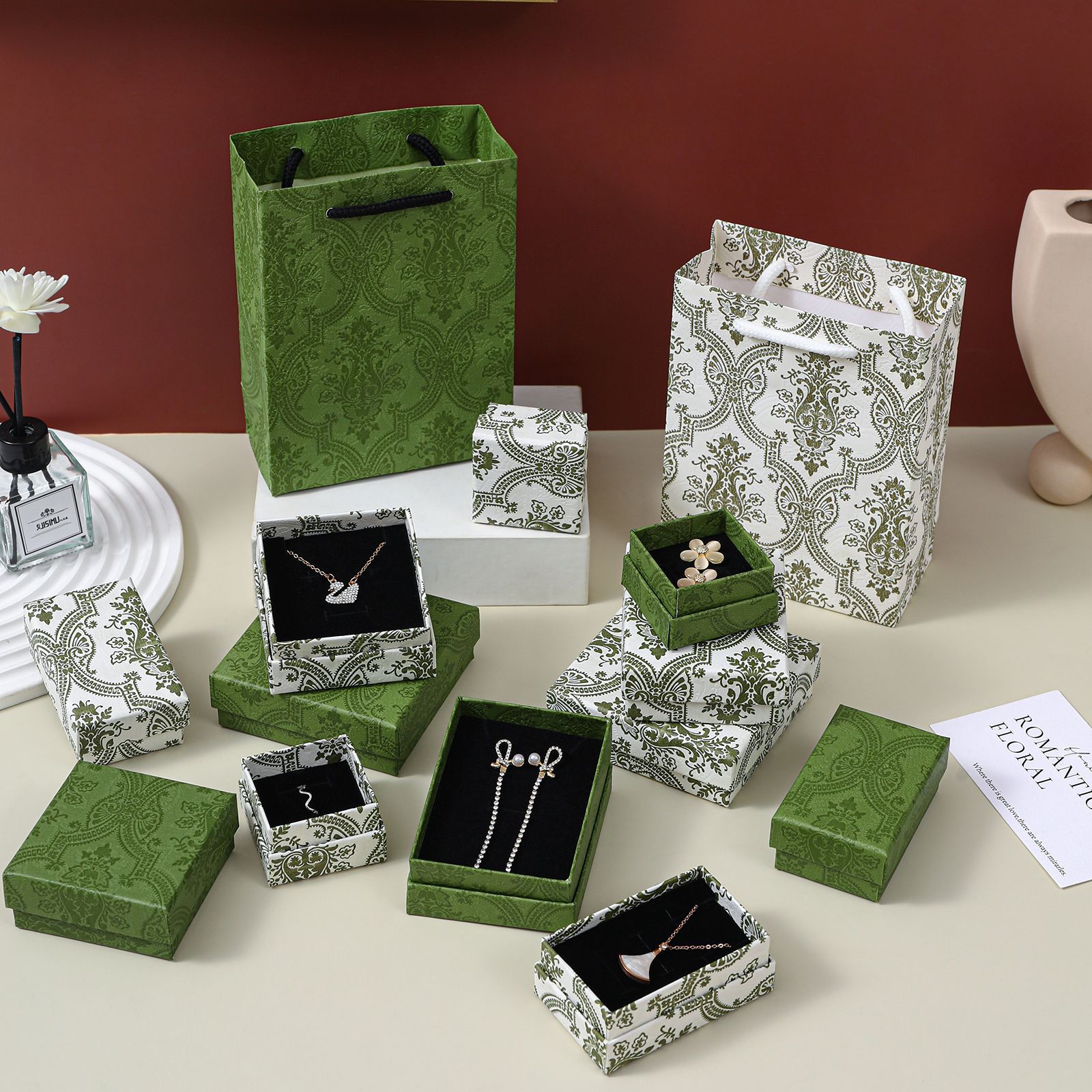 spot vintage green set necklace earrings packing box classical pattern rings ear studs small jewelry jewelry box Application Scenario
