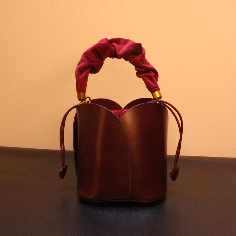 women's bag 2025 new bucket bag special-interest design vegetable basket bag high-grade petal flower portable messenger bag details Picture