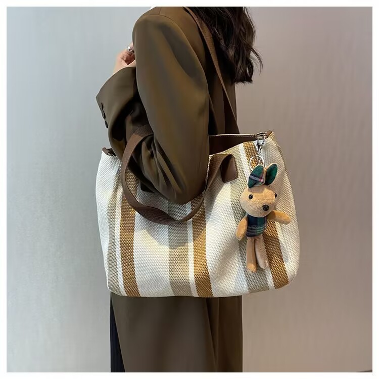 new trendy one-shoulder bag fashion city large capacity canvas textured handbag simple commute casual tote bag Application Scenario