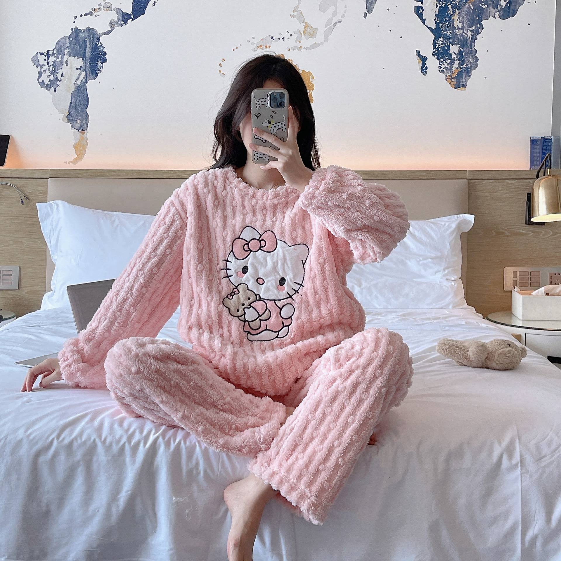 cartoon  coral velvet pajamas women's 2025 winter new fleece-lined thickened loungewear winter warm long sleeves suit Application Scenario