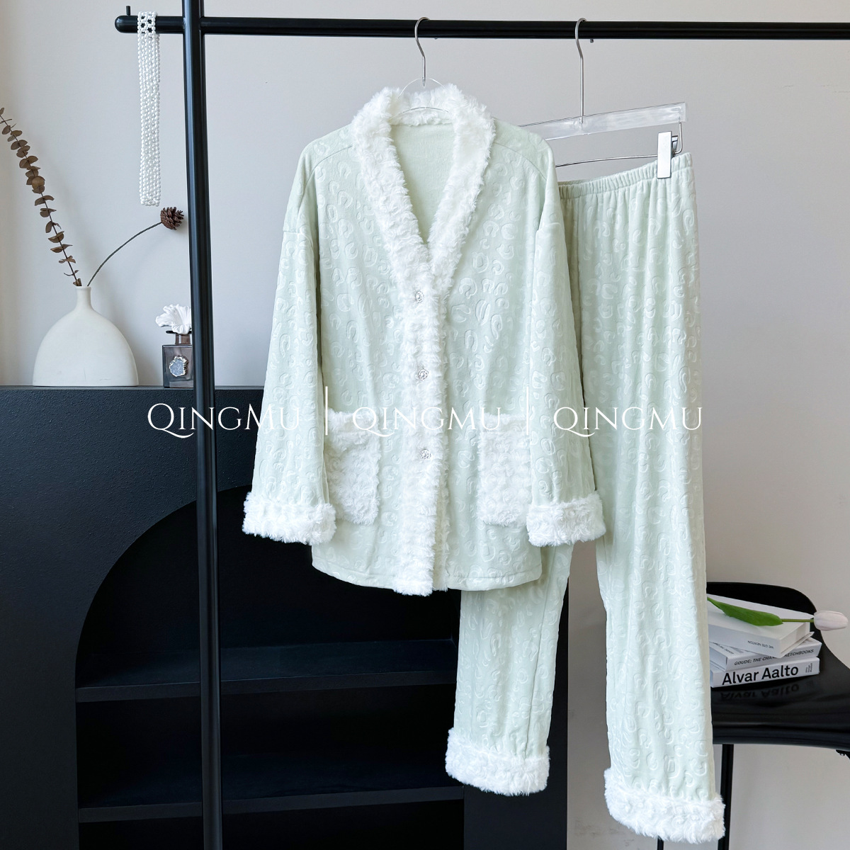 sweet island velvet pajamas women's autumn and winter warm and cute high-grade home wear set plush printed long-sleeved pajamas Specification drawing