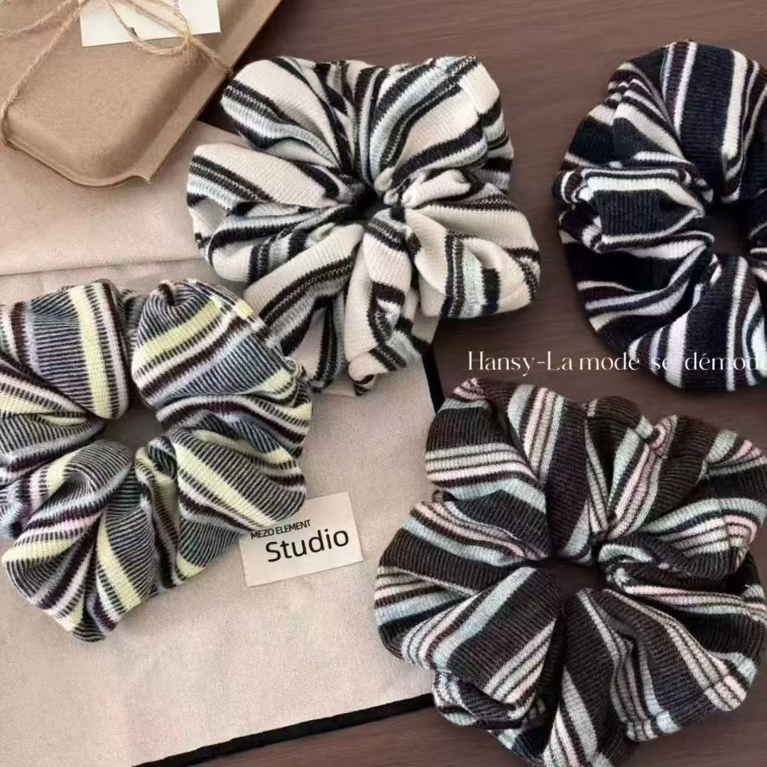 The Korean-style Jianyue pastoral style woolen striped large intestine ring is a versatile and casual hair tie accessory