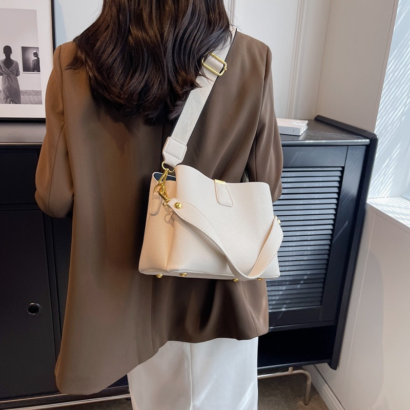 foreign trade fashion portable bucket bag large-capacity crossbody bag women's high-grade light luxury women's bag wholesale Application Scenario