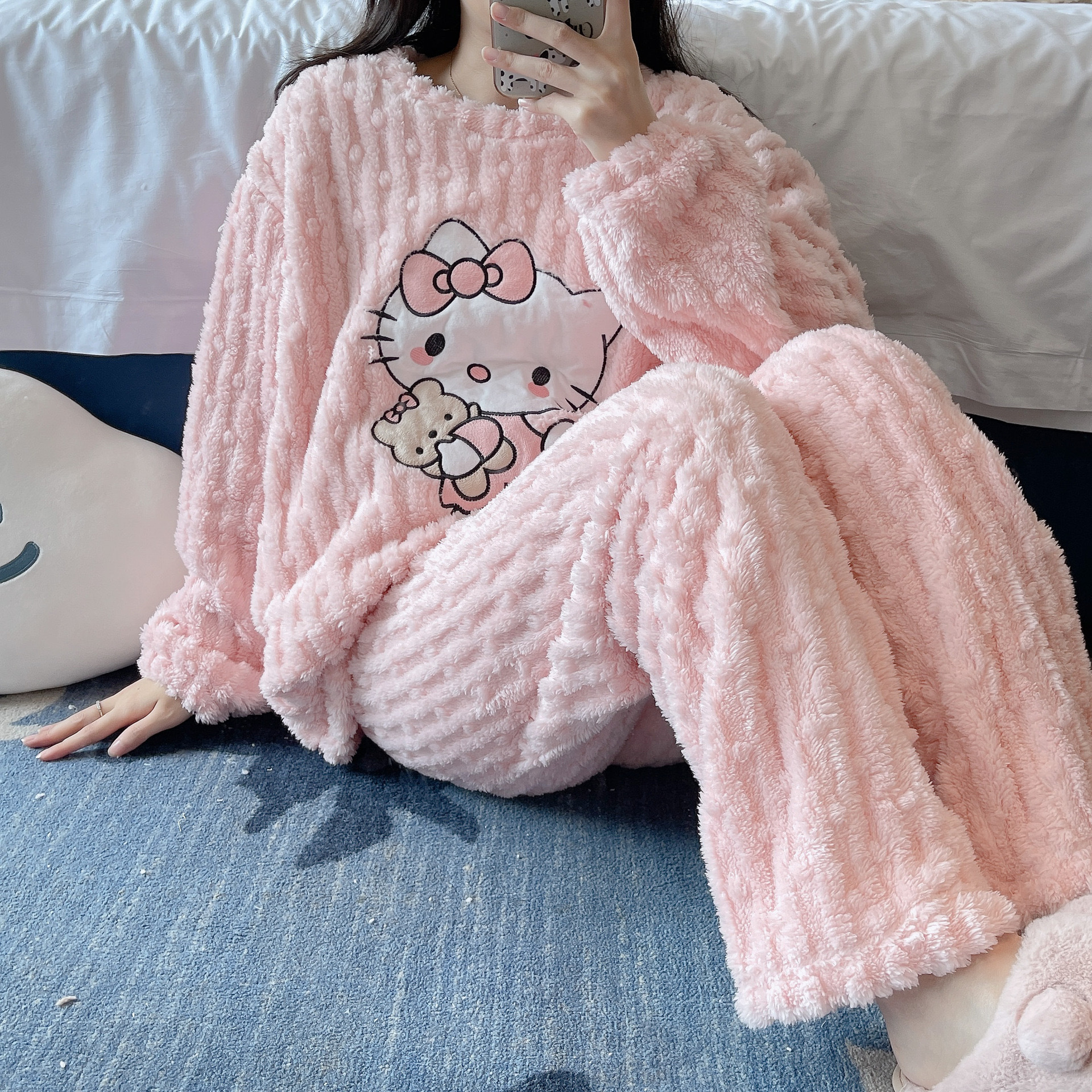 cartoon  coral velvet pajamas women's 2025 winter new fleece-lined thickened loungewear winter warm long sleeves suit details Picture