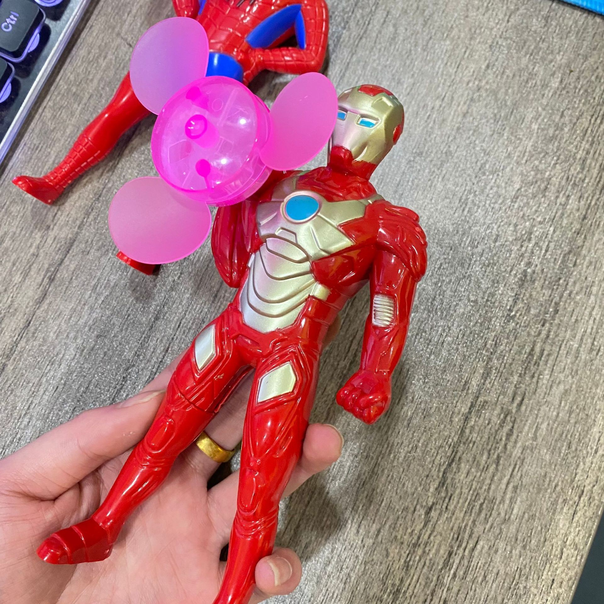 hand press mini little fan ultraman fan manual press with light light-emitting fan summer children's gift Specification drawing