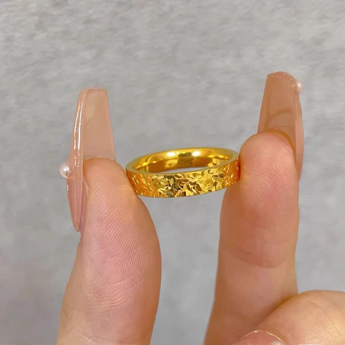 sand gold broken ice ring female high-grade titanium steel non-fading niche design imitation gold ring couple ring holder Item Picture