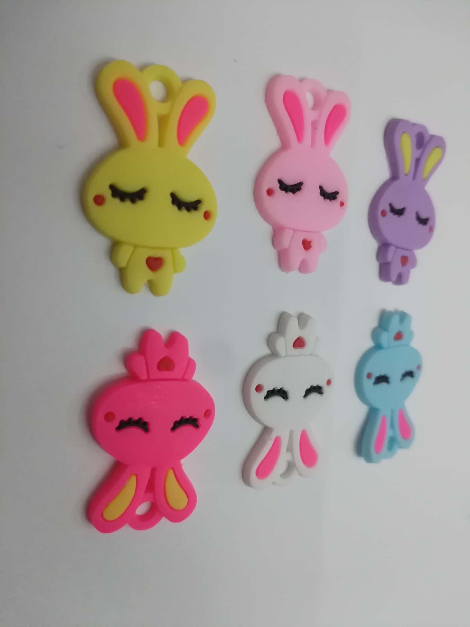 PVC soft rubber cartoon rabbit pendants, children's schoolbag pendants, keychain pendants and other accessories. Specification image
