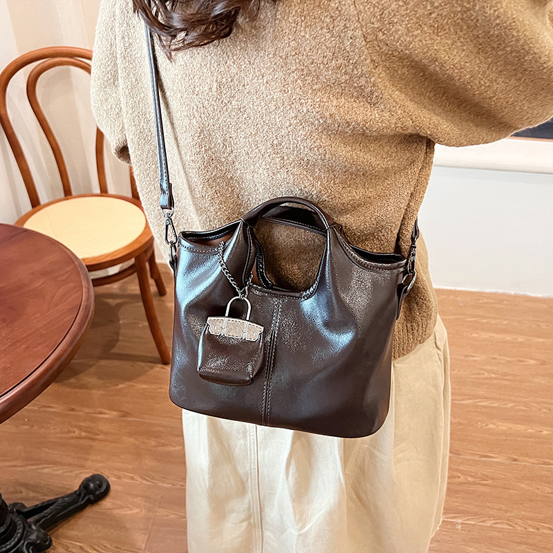 high-end retro textured light luxury women's bag new 2025 fashion retro underarm crossbody shoulder bag soft leather handbag details Picture