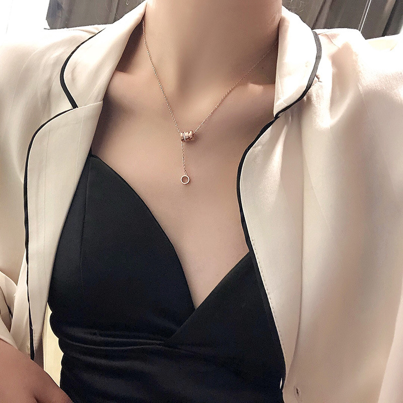 titanium steel no fading small waist light luxury necklace for women 2024 internet celebrity niche high-grade design necklace clavicle chain Application Scenario