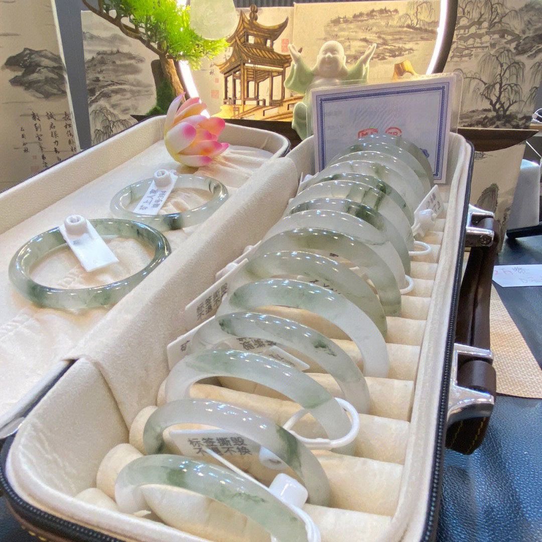 xinjiang tianshan mountains jade tianshan emerald bracelet girl colored glaze bracelet ice-like spring green round bar floating flowers jingle Application Scenario