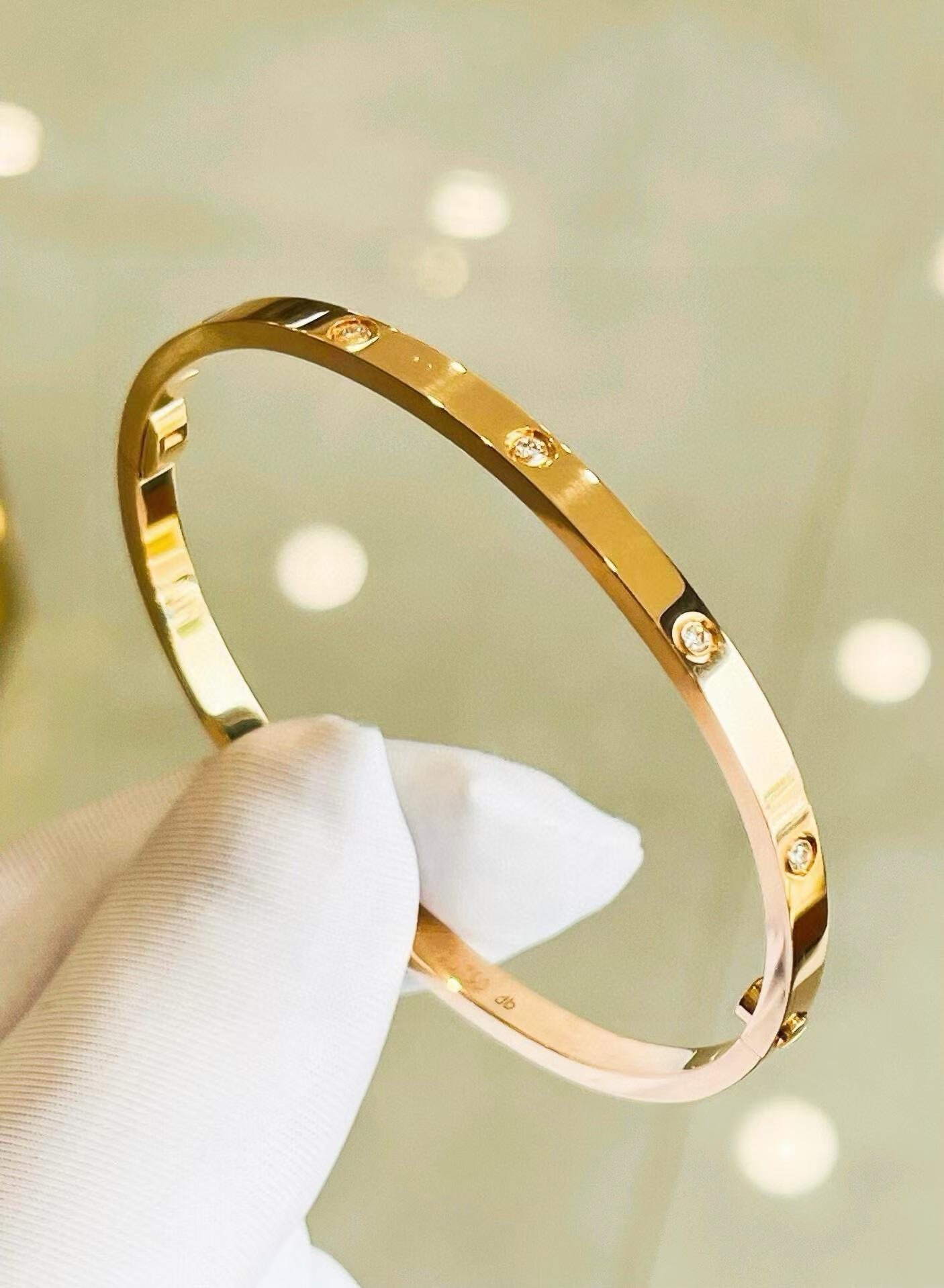 high version wide and narrow version card home v gold titanium steel bracelet starry sky thick plated 18k gold rose gold fashion couple bracelet Application Scenario