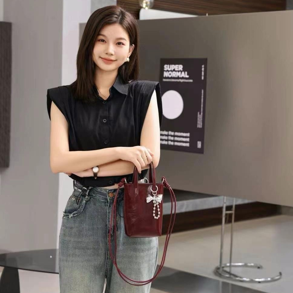 baidi leather women's bag first layer cowhide small bag high-grade mobile phone bag handbags oil wax leather shoulder messenger bag details Picture