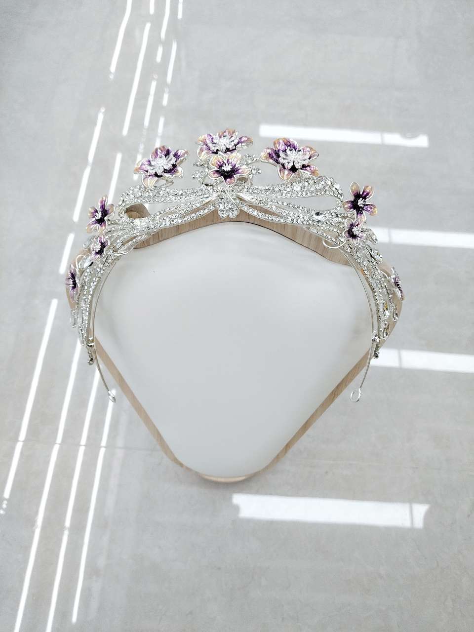 Decorated with purple-toned flowers, it is light and luxurious without being ostentatious, suitable for wedding dresses, banquets or photo shoots details Picture