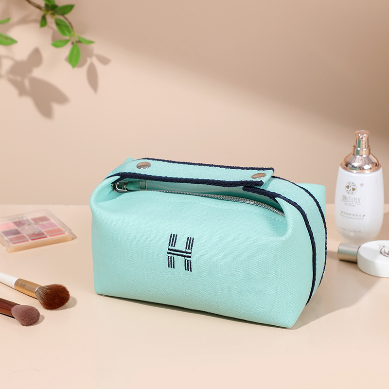 simple and portable wash bag waterproof dustproof travel buggy bag japanese large capacity canvas portable cosmetic bag Application Scenario