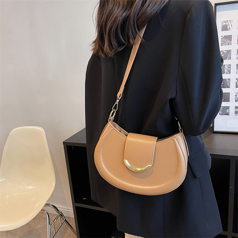 fashionable korean style niche underarm bag 2025 new simple hand shoulder bag all-matching graceful crossbody commuter ladies Application Scenario