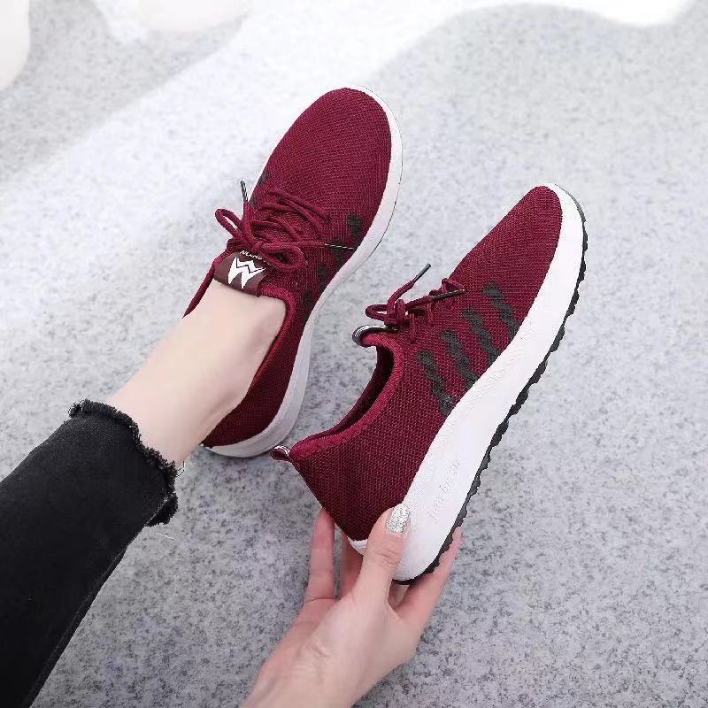 2023 new summer trendy women's breathable shoes comfortable flyknit breathable casual sneaker lightweight non-slip mom shoes Application Scenario