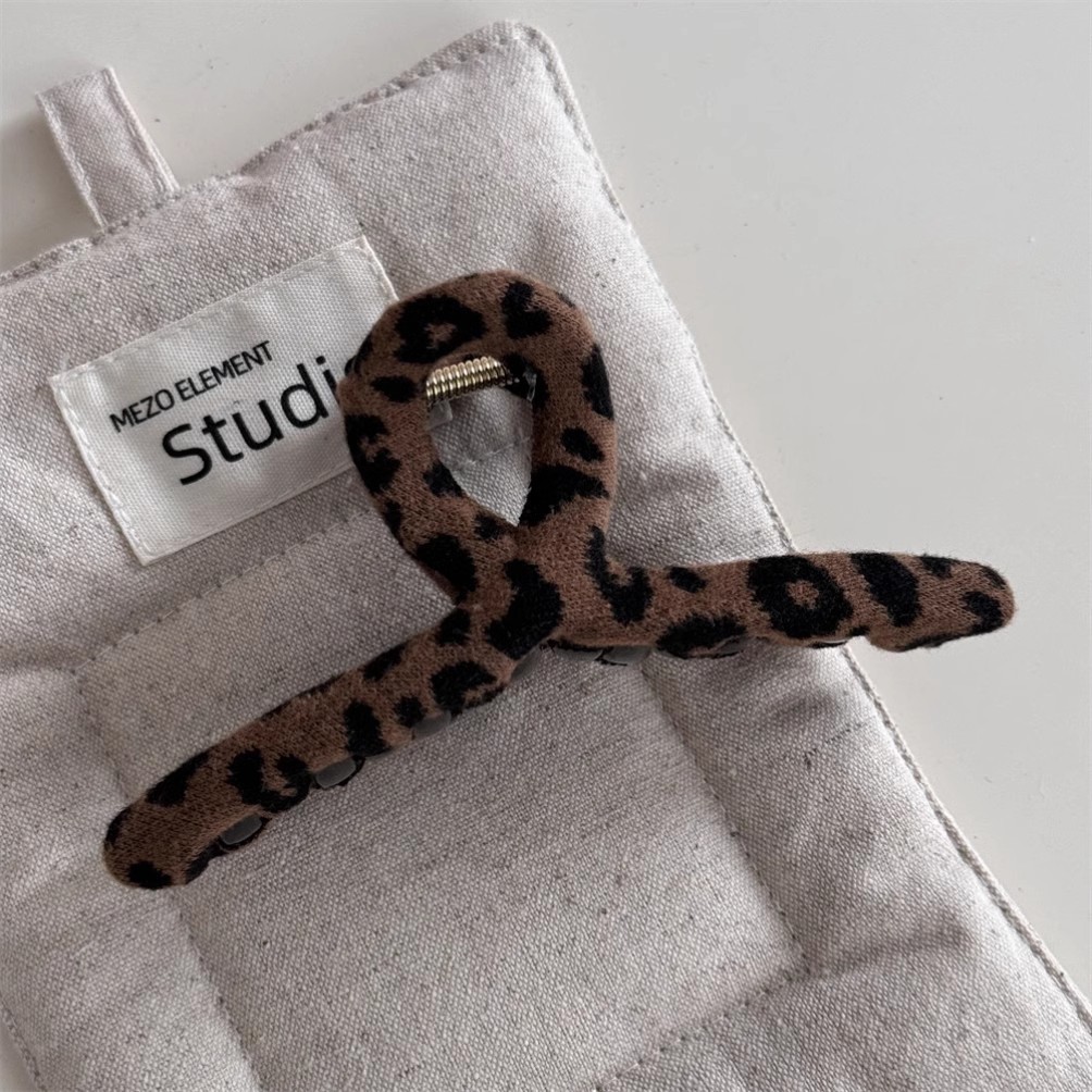 autumn and winter velvet leopard print hair grip female 2024 new high sense large shark clip temperament hair clip headdress Application Scenario