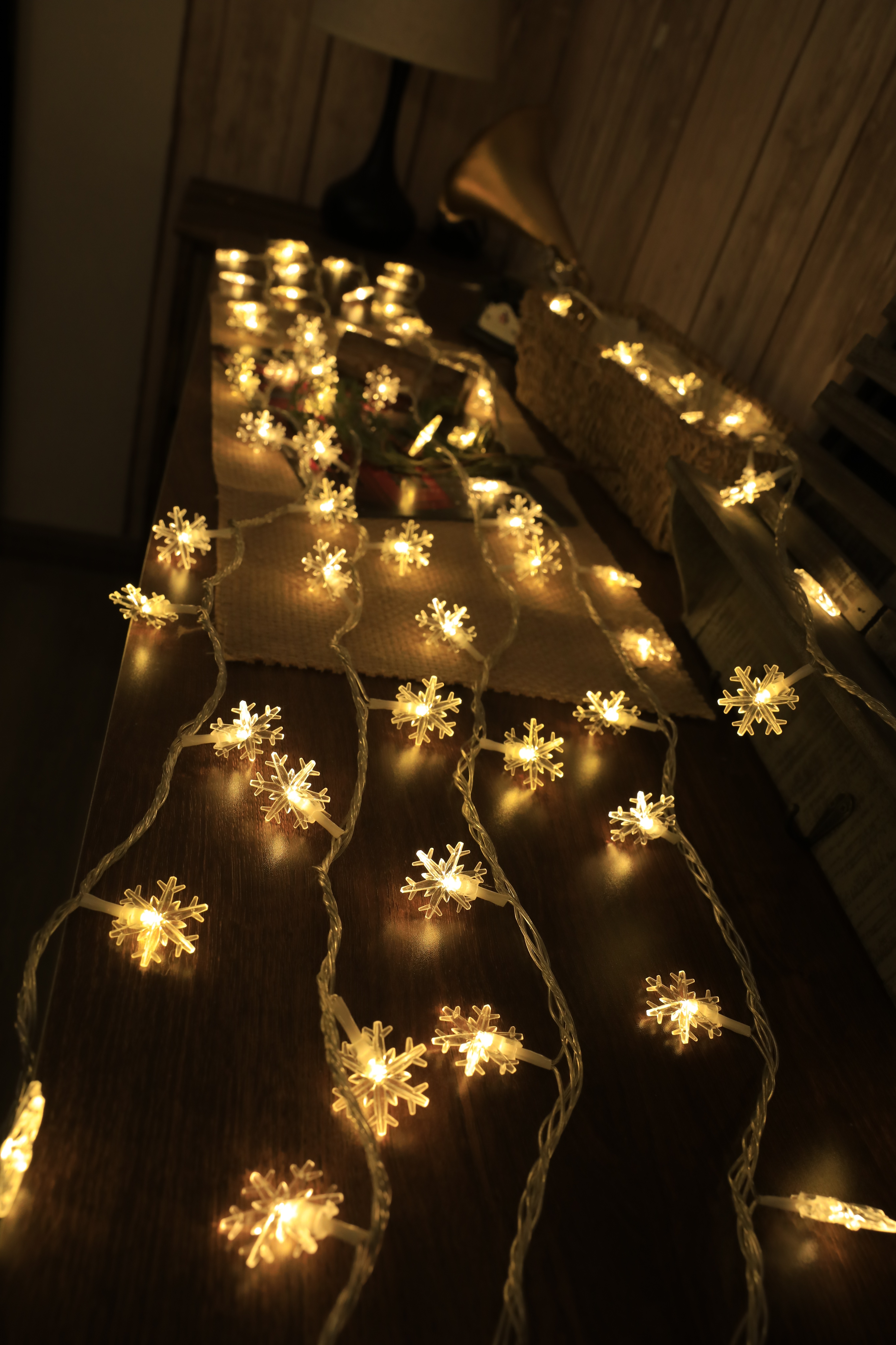 LED snowflake string lights, small colored lights, flashing lights, string lights, Christmas decorative lights, festival atmosphere lights details Picture