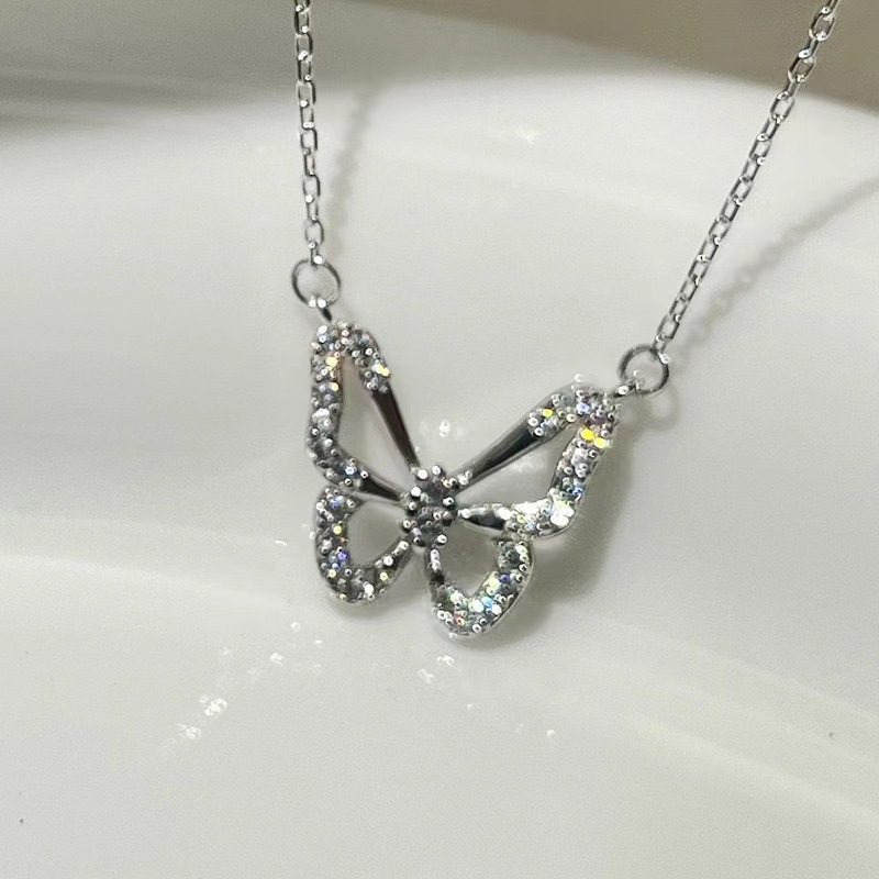 2024 new hollow butterfly necklace for women niche design light luxury fashion all-match trendy net red necklace jewelry details Picture