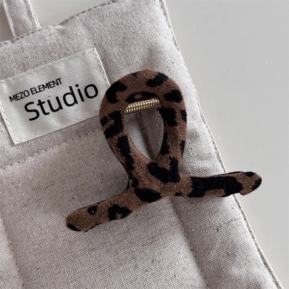 autumn and winter velvet leopard print hair grip female 2024 new high sense large shark clip temperament hair clip headdress Item Picture