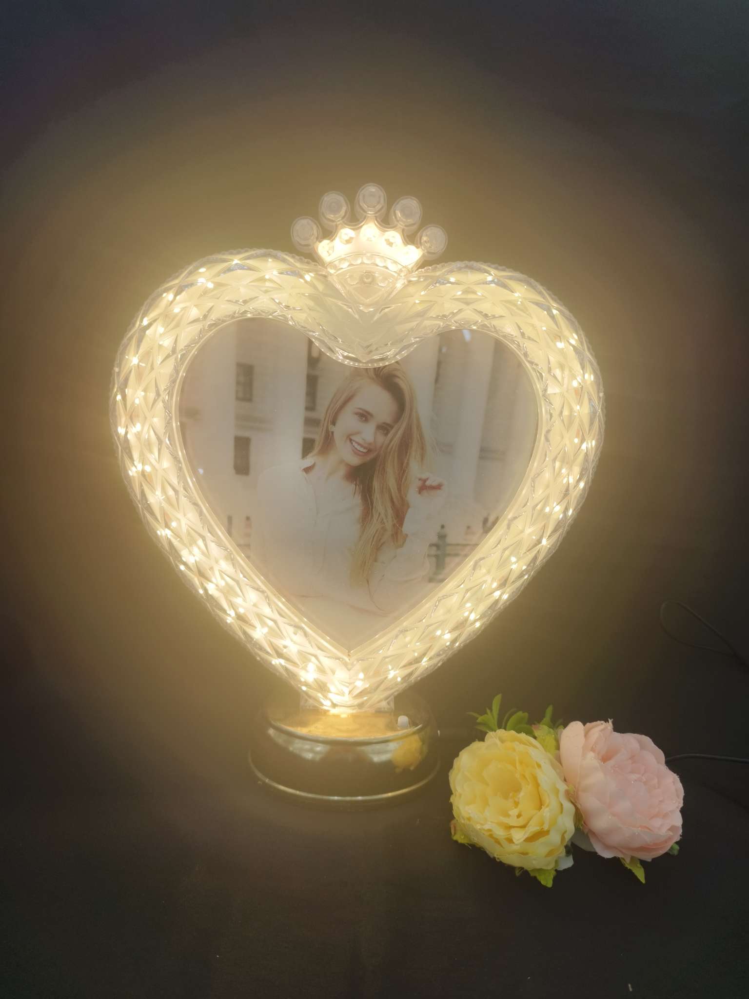 Photo frames with lights, density board photo frames, table lamp photo frames, processed photo frames, customized photo frames, photo frames, mirrors, plastic photo frames, photo frame factories details Picture