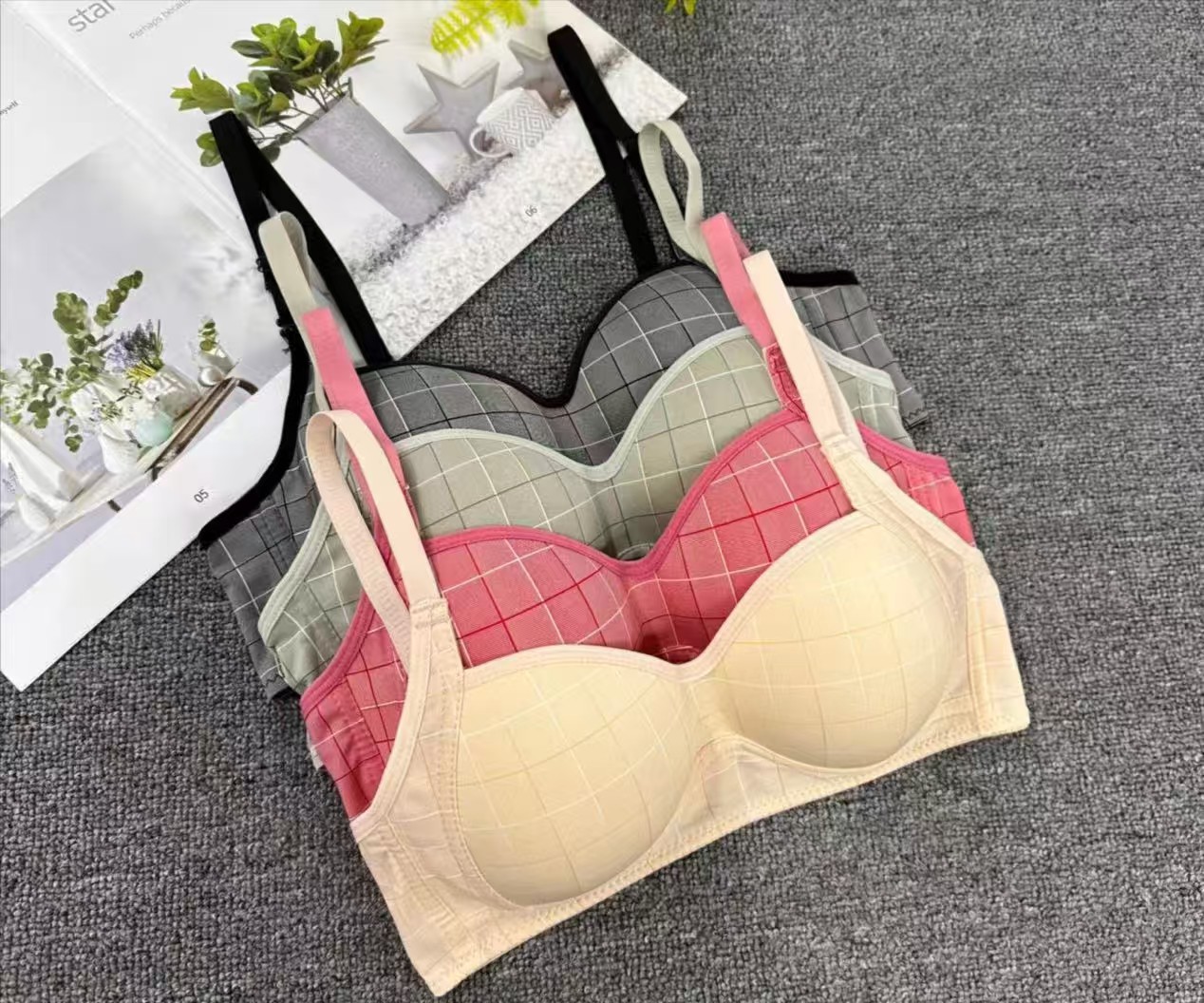 The latest checkered underwear without steel rings, thin and seamless, comfortable and sexy bra in stock for export to Europe, America and Africa full figure
