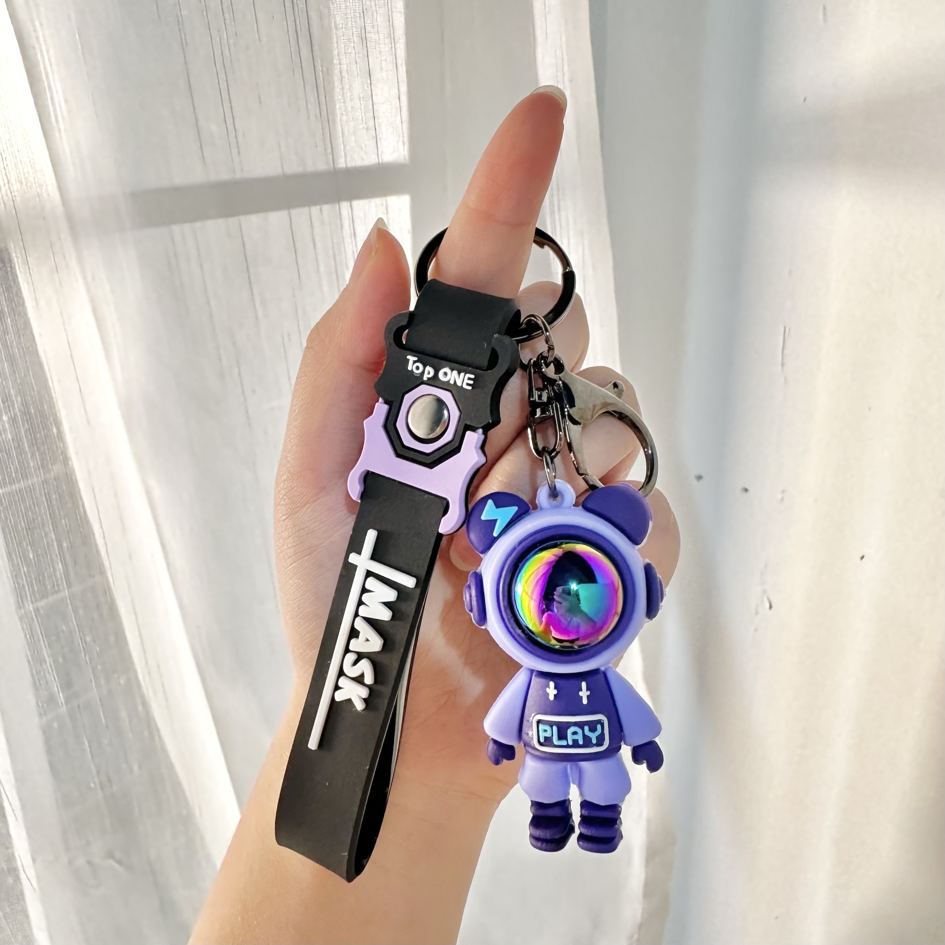 lightning bear keychain personalized fashion cartoon men and women cars and bags pendant astronaut ornaments creative details Picture