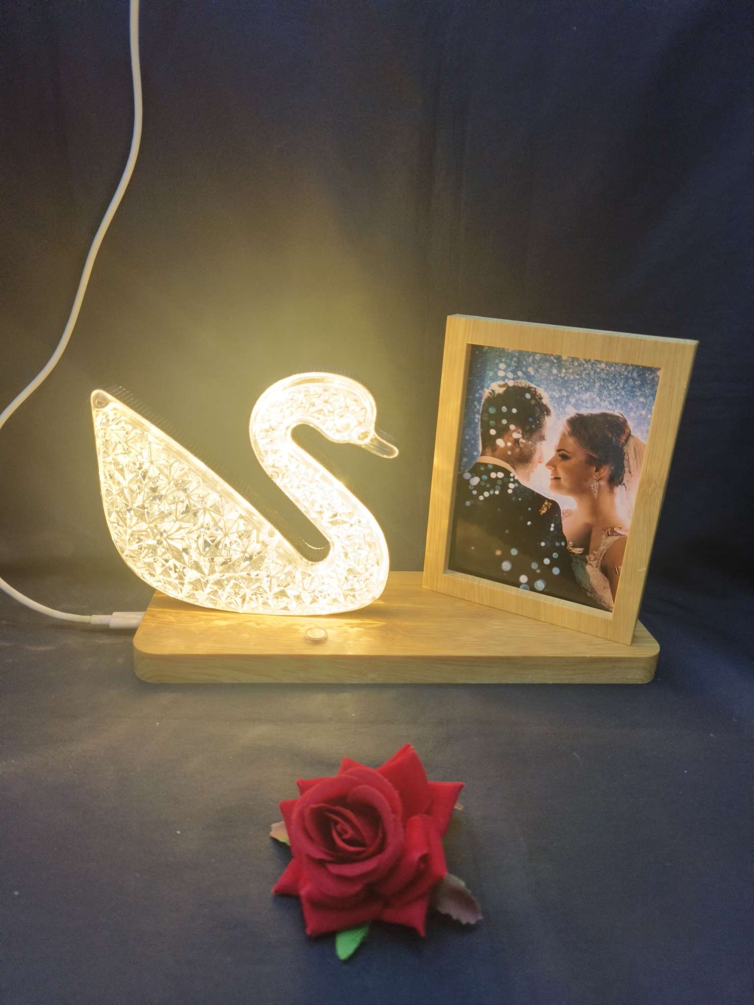 Photo frames with lights, density board photo frames, table lamp photo frames, processed photo frames, customized photo frames, photo frames, mirrors, plastic photo frames, touch screen switches in the photo frame factory, high-quality photo frames Specification image