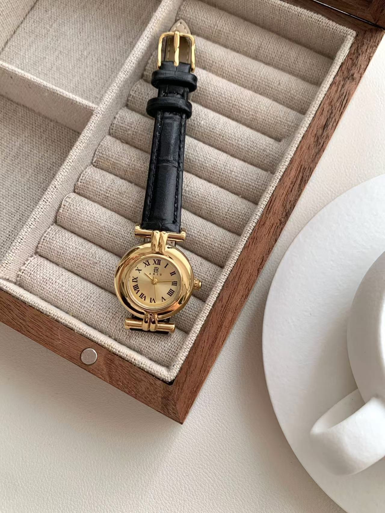 niche retro women's watch simple casual belt exquisite waterproof student watch french style middle ancient small dial watch women Specification drawing