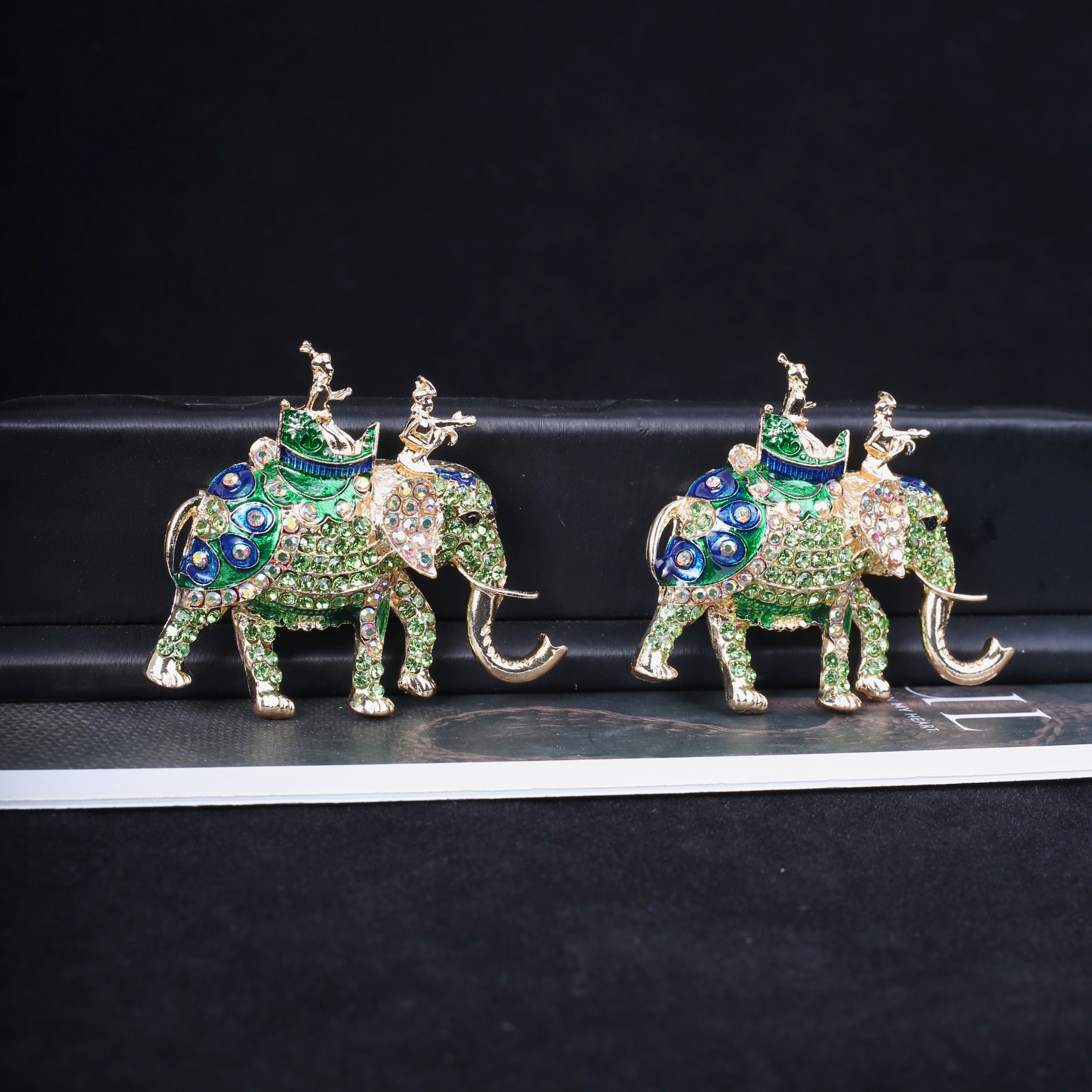 玩偶袜子/滴油卡通徽章/饰品胸针/胸针女2024时尚/别针白底实物图