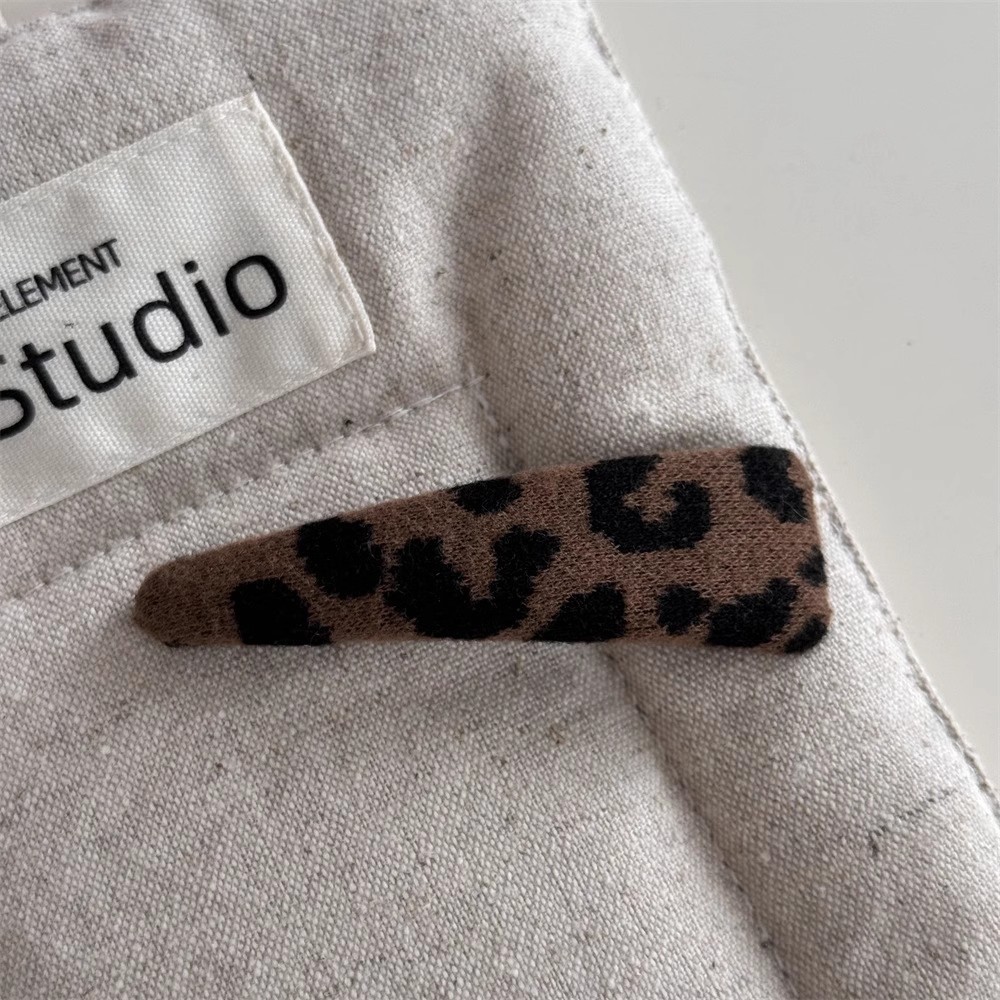 autumn and winter velvet leopard print hair grip female 2024 new high sense large shark clip temperament hair clip headdress details Picture