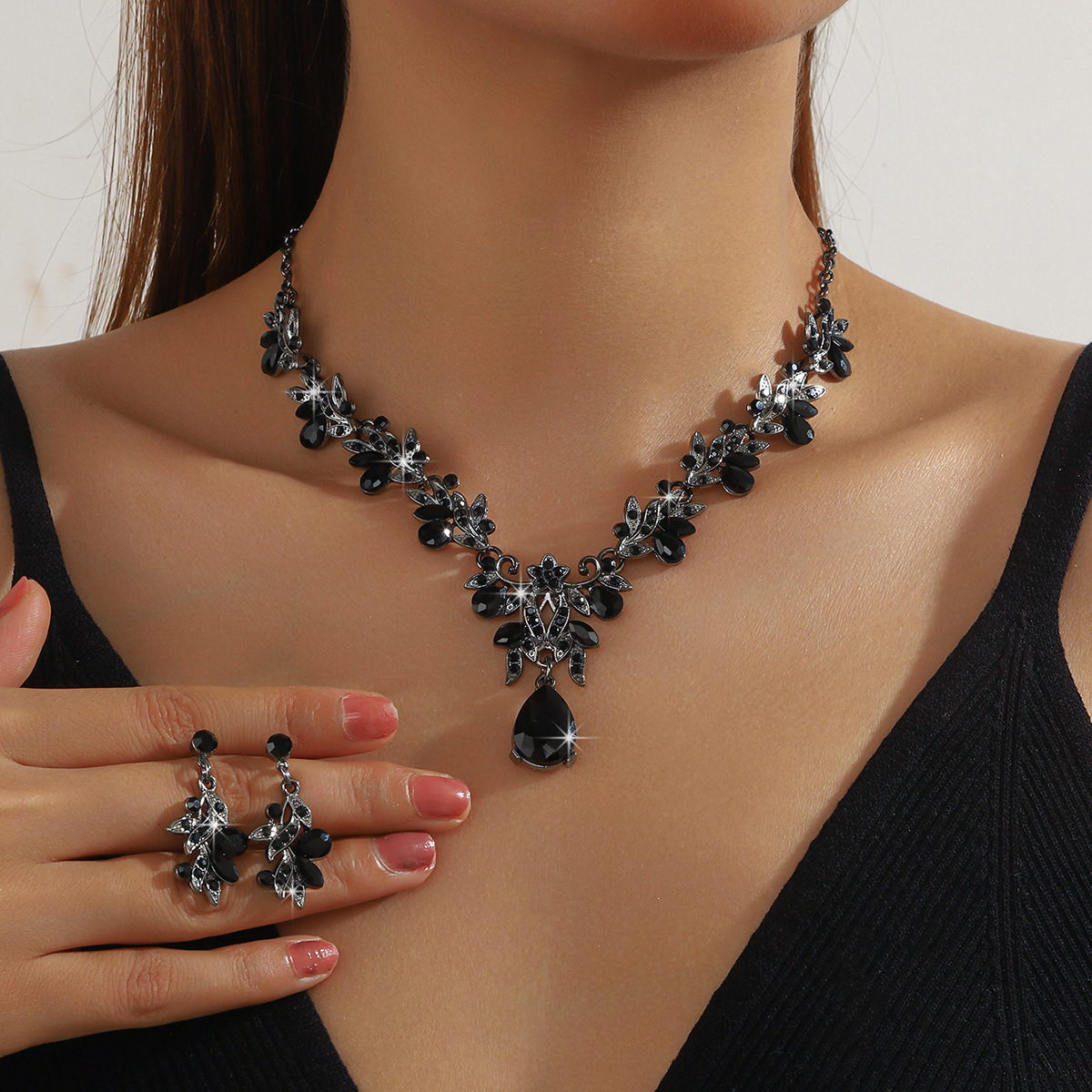 factory supply direct sales hot sale in europe and america women's alloy rhinestone necklace ornament set bridal wedding banquet jewelry Application Scenario