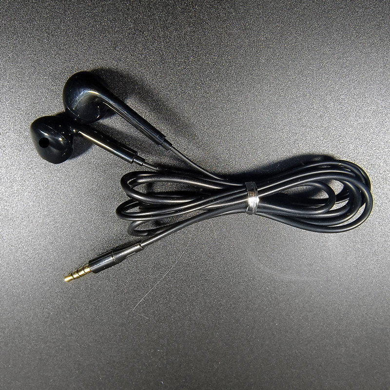 xu19 series wired earphone in-ear cellphone drive-by-wire with mic audio 3.5 round hole flat ear in-ear headphones Application Scenario