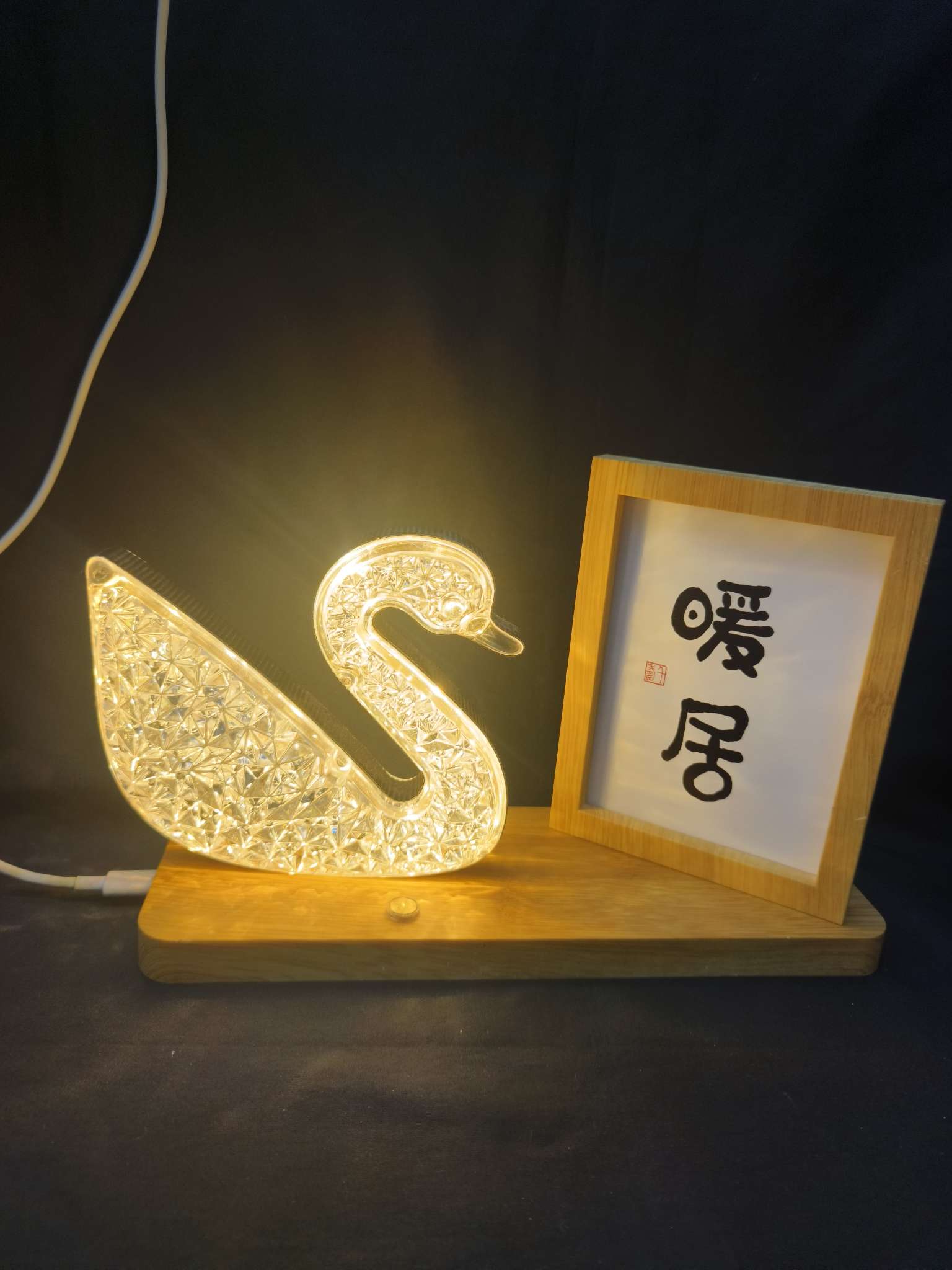 Photo frames with lights, density board photo frames, table lamp photo frames, processed photo frames, customized photo frames, photo frames, mirrors, plastic photo frames, touch screen switches in the photo frame factory, high-quality photo frames details Picture