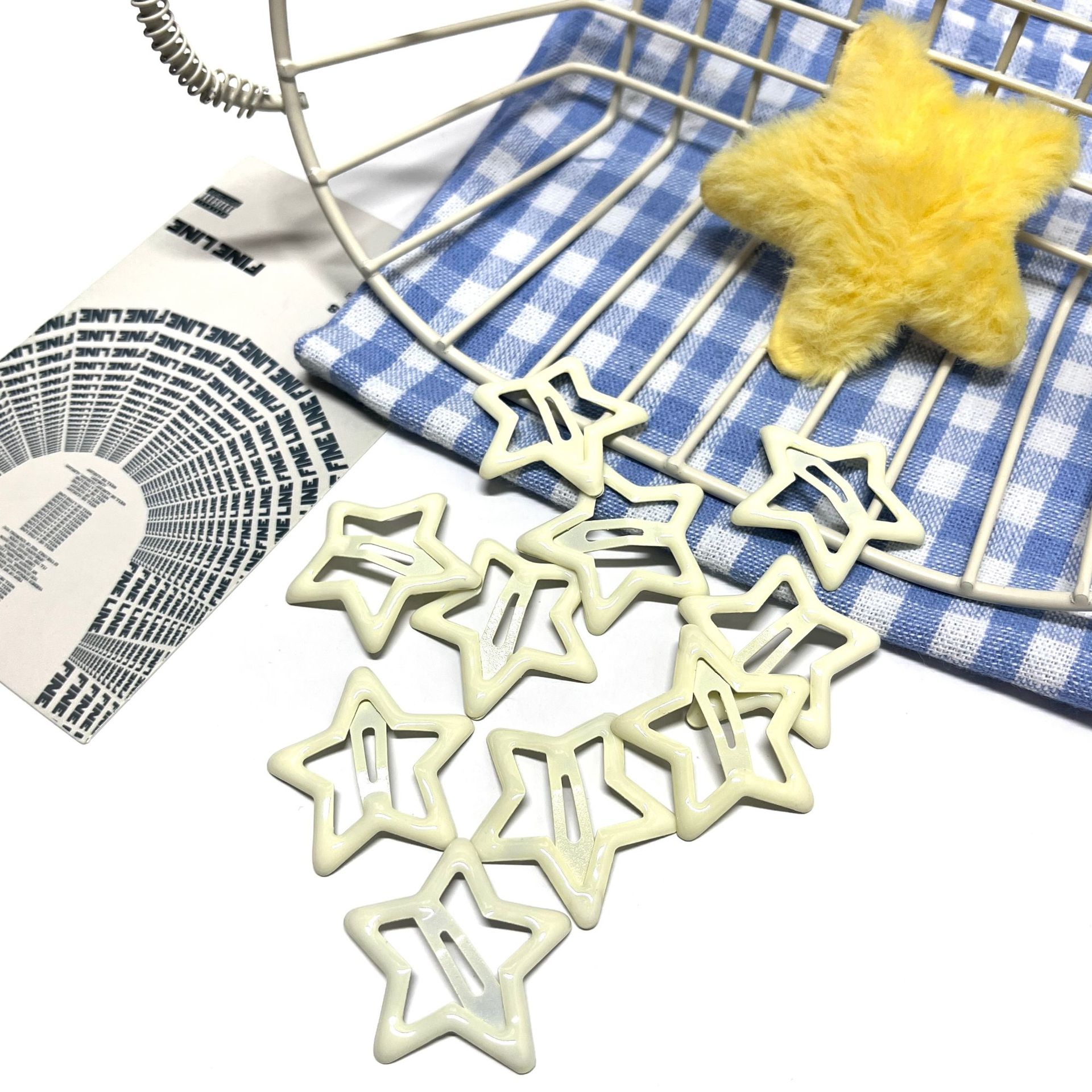 manufacturer direct wholesale children's y2g solid color dopamine star hairpin pentagram hairpin bang clip bb clip hairpin Application Scenario