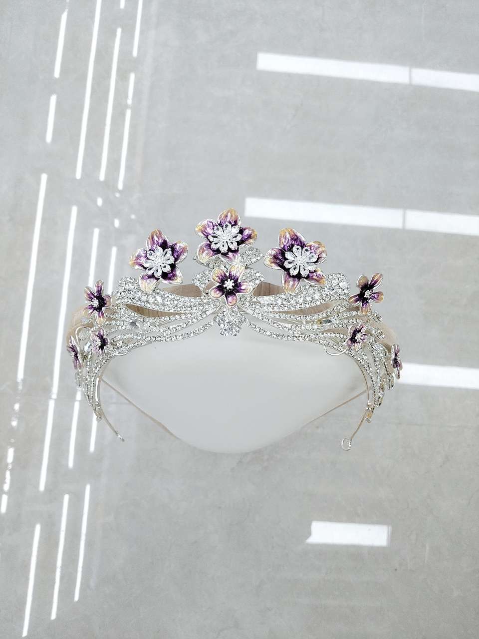 Decorated with purple-toned flowers, it is light and luxurious without being ostentatious, suitable for wedding dresses, banquets or photo shoots