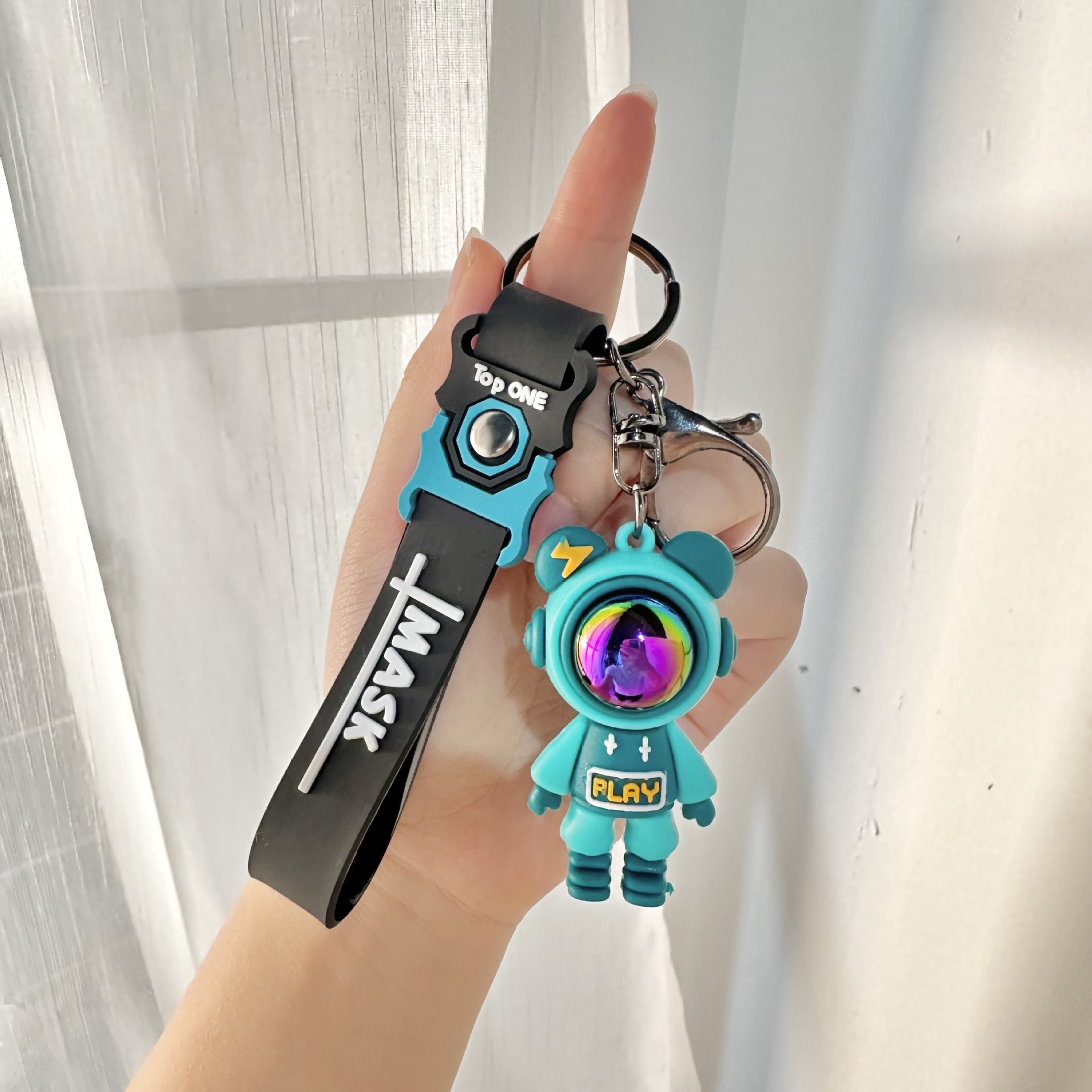 lightning bear keychain personalized fashion cartoon men and women cars and bags pendant astronaut ornaments creative Application Scenario