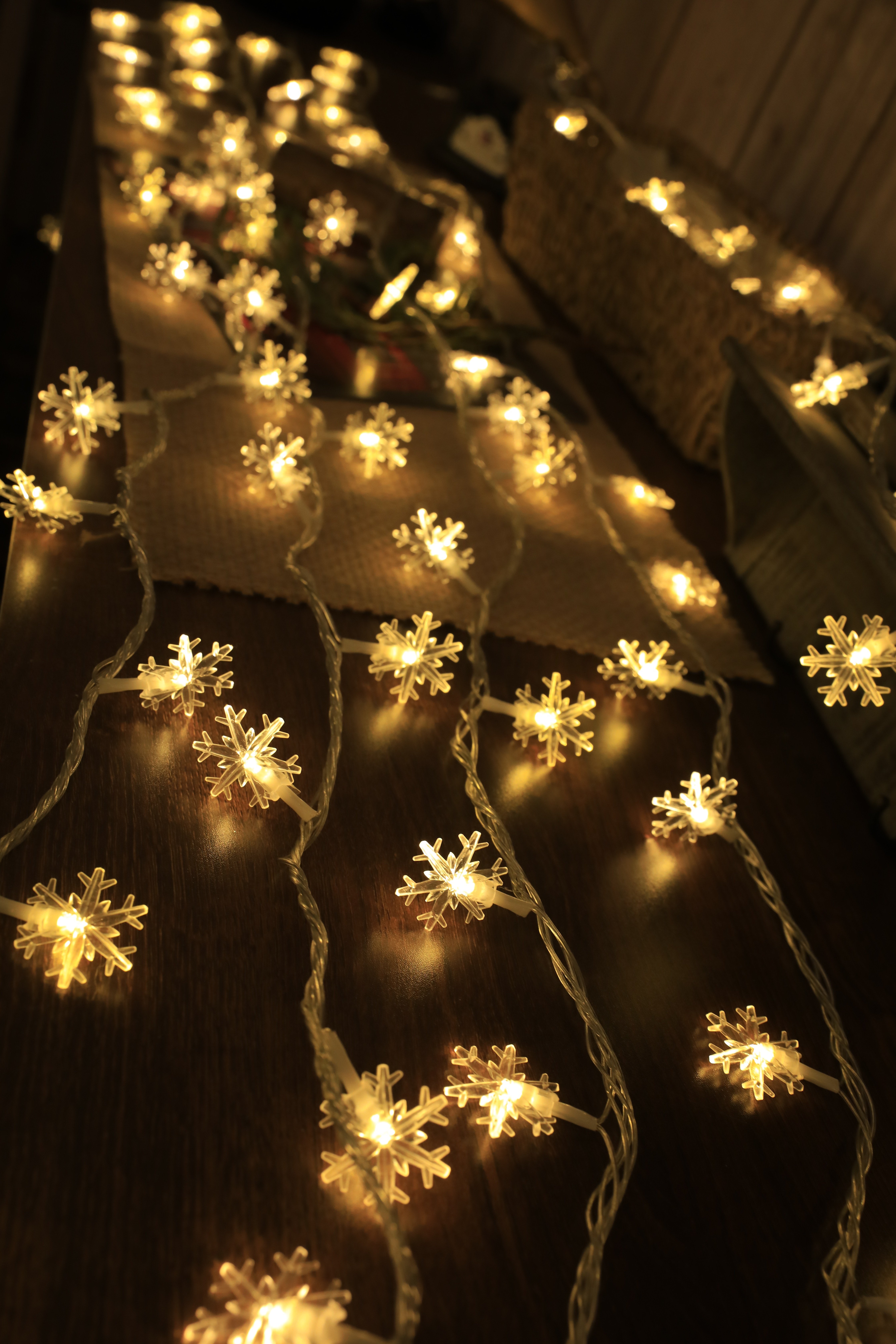 LED snowflake string lights, small colored lights, flashing lights, string lights, Christmas decorative lights, festival atmosphere lights