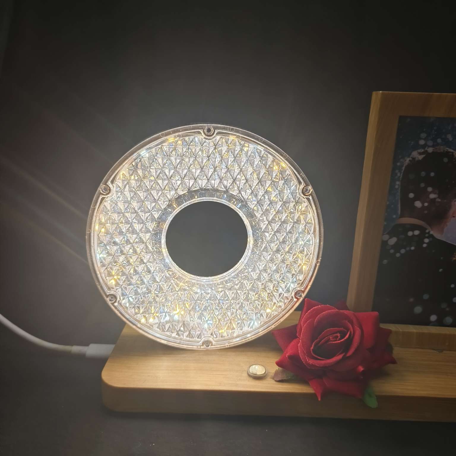 Illuminated photo frames, density board photo frames, table lamp photo frames, processed photo frames, customized photo frames, photo frames, mirrors, plastic photo frames, photo frame factories, illuminated photo frames, density board photo frames, table lamp photo frames, processed photo frames details Picture