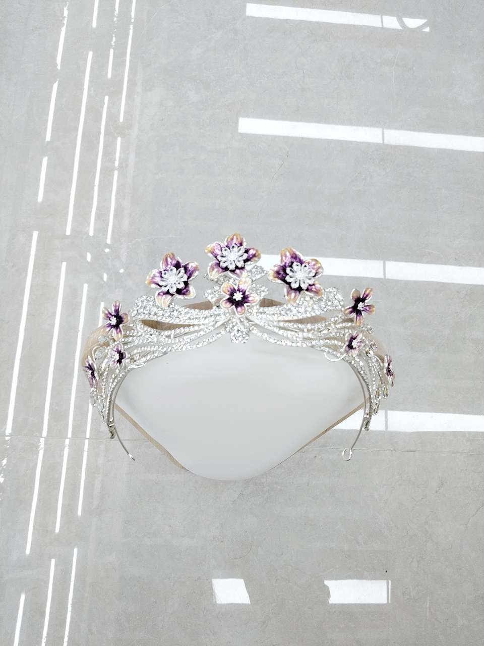 Decorated with purple-toned flowers, it is light and luxurious without being ostentatious, suitable for wedding dresses, banquets or photo shoots Specification image