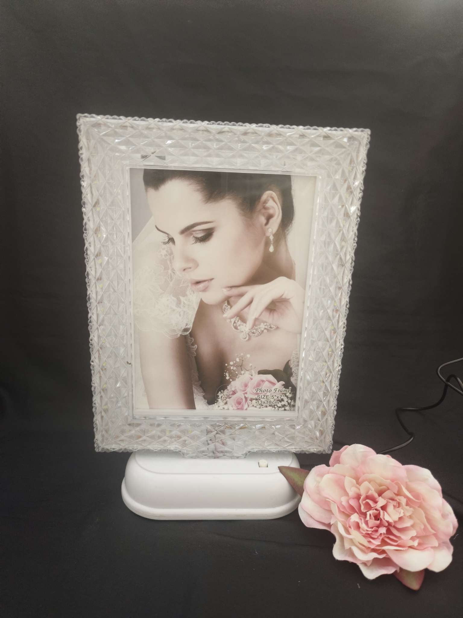 Photo frames with lights, density board photo frames, table lamp photo frames, processed photo frames, customized photo frames, photo frames, mirrors, plastic photo frames, photo frame factories Application Scenario