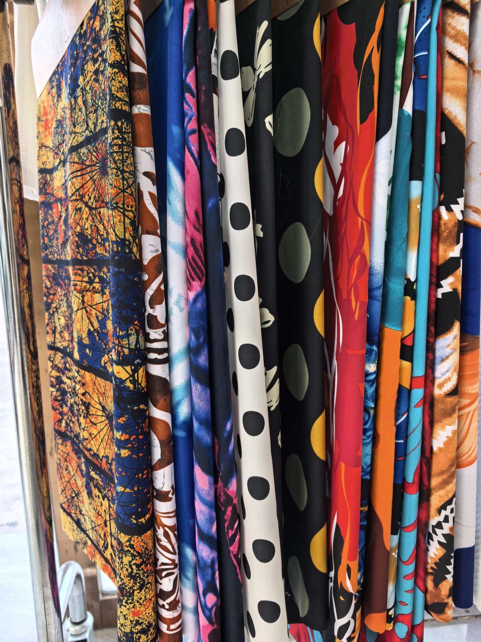 纺织化纤面料涤纶梭织印花布料定做衬衣连衣裙面料